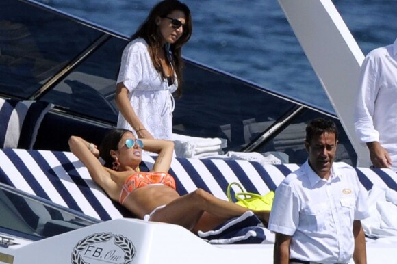 Après-midi bronzette pour Elisabetta Gregoraci sur un bateau à Porto Cervo, en Sardaigne. Le 24 juillet 2013.