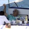 Flavio Briatore, détendu avec des amis sur un bateau pendant que sa femme Elisabetta Gregoraci travaille sur son bronzage. Porto Cervo, le 24 juillet 2013.