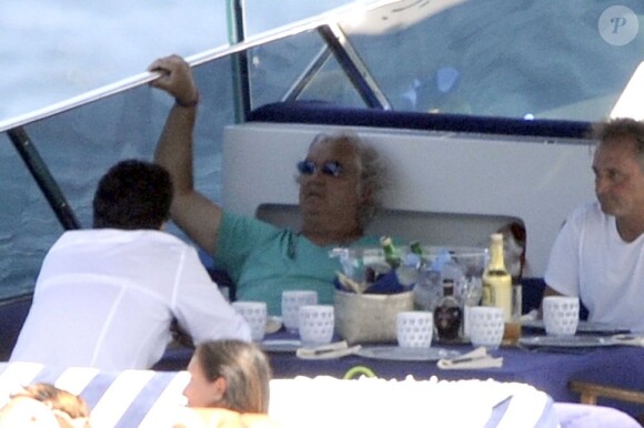 Flavio Briatore, détendu avec des amis sur un bateau pendant que sa femme Elisabetta Gregoraci travaille sur son bronzage. Porto Cervo, le 24 juillet 2013.