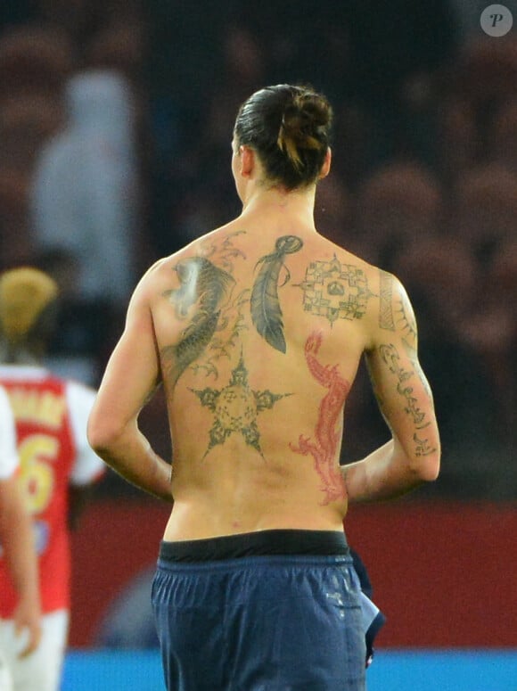 Zlatan Ibrahimovic et ses tatouages lors du match entre le Paris Saint-Germain et le Stade de Reims au Parc des Princes le 20 octobre 2012