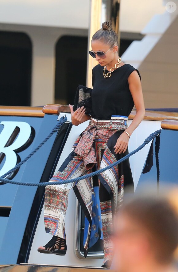 Nicole Richie quitte avec classe un yacht sur le port de Saint Tropez le 25 juillet 2013.
La star est vêtue d'un pantalon et d'une veste Givenchy, d'un collier Chanel vintage et de lunettes House of Harlow 
