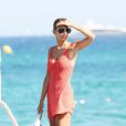 Nicole Richie dans une robe crochet tr!s Bardot jour la star au club 55 à Saint-Tropez. Le 24 juillet 2013