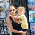  Nicole Richie se promène avec son fils Sparrow dans les rues de Saint-Tropez. Le 24 juillet 2013  
 La belle porte un top Dries Van Noten et des Derby Saint Laurent 