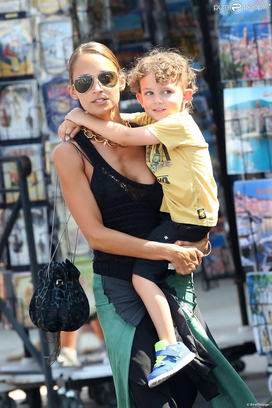  Nicole Richie se promène avec son fils Sparrow dans les rues de Saint-Tropez. Le 24 juillet 2013  
 La belle porte un top Dries Van Noten et des Derby Saint Laurent 