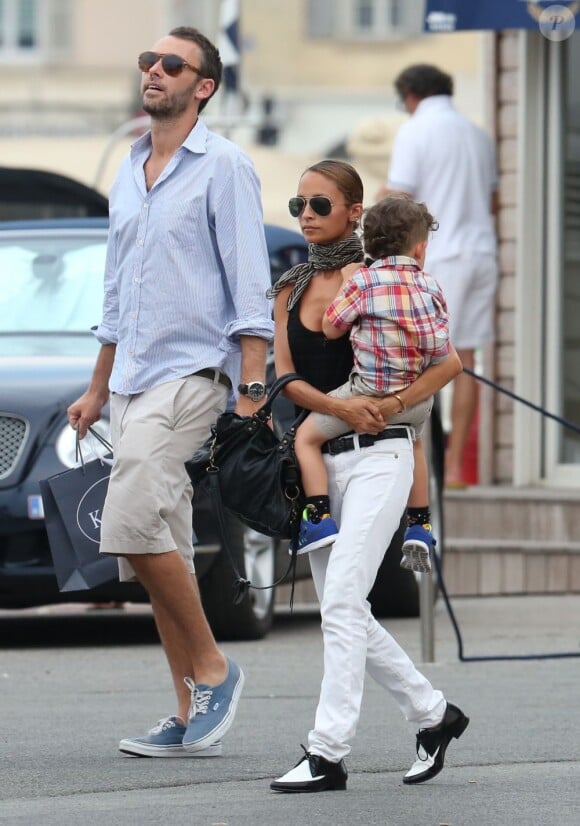 Nicole Richie, Joel Madden et leurs enfants Harlow et Sparrow se promènent dans les rues de Saint-Tropez.  La star arbore un look parfait et ne quitte plus ses chaussures masculines Saint Laurent