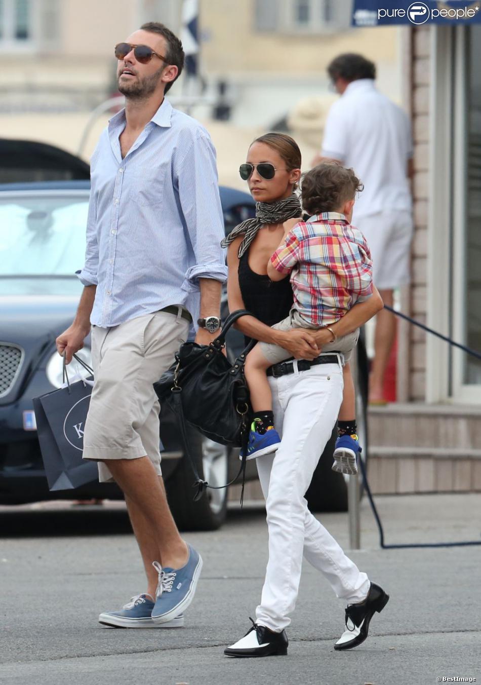 Nicole Richie, Joel Madden et leurs enfants Harlow et Sparrow se promènent dans les rues de Saint-Tropez.  La star arbore un look parfait et ne quitte plus ses chaussures masculines Saint Laurent