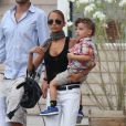 Nicole Richie, Joel Madden et leurs enfants Harlow et Sparrow se promènent dans les rues de Saint-Tropez.  La star arbore un look parfait et ne quitte plus ses chaussures masculines Saint Laurent