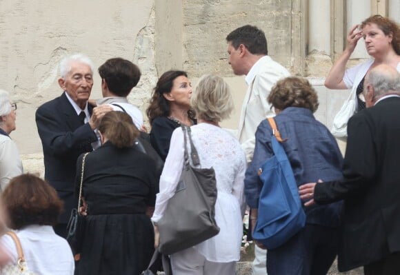 Bernard Pons et ses proches lors des funérailles de sa fille Valérie en l'église Saint-Roch de Montpellier le 26 juillet 2013