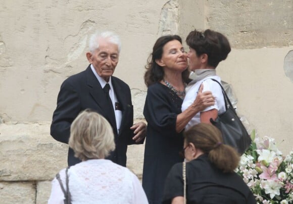 Bernard Pons entouré de ses proches lors des funérailles de sa fille Valérie en l'église Saint-Roch de Montpellier le 26 juillet 2013