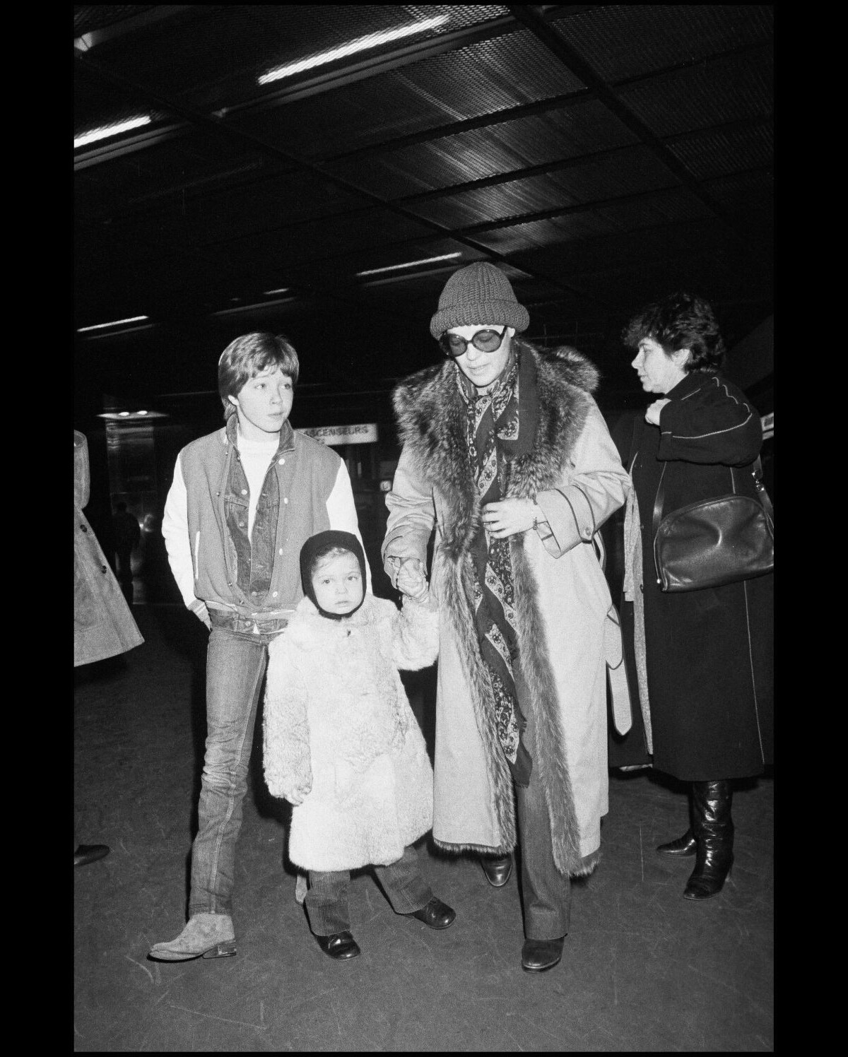 photo-romy-schneider-avec-ses-enfants-david-et-sarah-l-a-roport-le