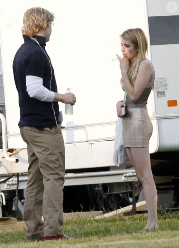 Exclusivité : La jolie Emma Roberts et son petit ami Even Peters sur le tournage de American Horror Story à la Nouvelle Orleans le 26 juillet 2013.