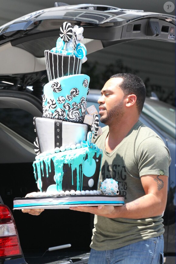 L'énorme gâteau servi à la baby shower de la chanteuse Fergie à Beverly Hills, le 28 juillet 2013.