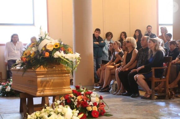La petite-fille de Bernadette Lafont, Elisabeth Lafont (fille de Bernadette Lafont), David Lafont (fils de Bernadette Lafont) et sa femme, lors des funérailles de l'actrice au temple de Saint-André-de-Valborgne dans le Gard le 29 juillet 2013
