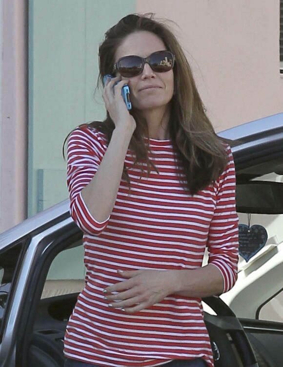 Exclusif - Diane Lane, au téléphone, dans les rues de Los Angeles, le 1er mars 2013.