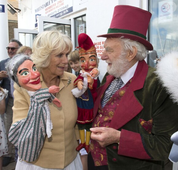 Le prince Charles, accompagné de son épouse Camilla Parker Bowles, au Festival de l'huître de Whitstable, dans le Kent, le 29 juillet 2013. Une sortie à l'occasion de laquelle il a confié que son petit-fils le prince George serait en un rien de temps surnommé Georgie.