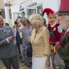Le prince Charles, accompagné de son épouse Camilla Parker Bowles, au Festival de l'huître de Whitstable, dans le Kent, le 29 juillet 2013. Une sortie à l'occasion de laquelle il a confié que son petit-fils le prince George serait en un rien de temps surnommé Georgie.