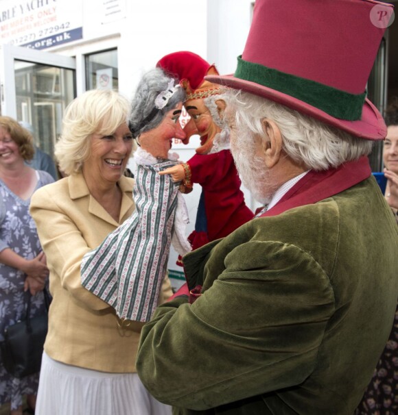 Le prince Charles, accompagné de son épouse Camilla Parker Bowles, qui s'est bien amusée, au Festival de l'huître de Whitstable, dans le Kent, le 29 juillet 2013. Une sortie à l'occasion de laquelle il a confié que son petit-fils le prince George serait en un rien de temps surnommé Georgie.