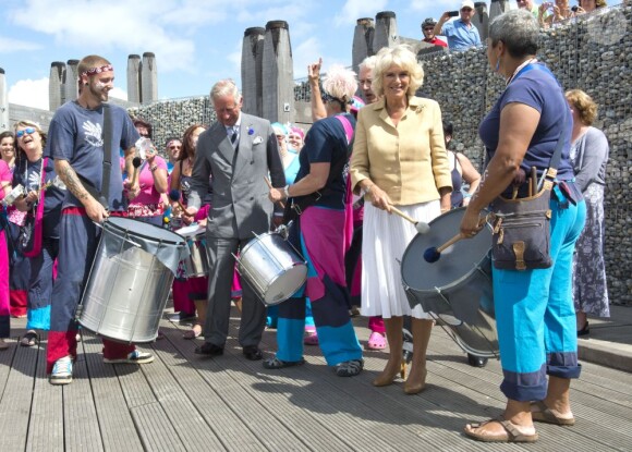 Le prince Charles, accompagné de son épouse Camilla Parker Bowles, au Festival de l'huître de Whitstable, dans le Kent, le 29 juillet 2013. Une sortie à l'occasion de laquelle il a confié que son petit-fils le prince George serait en un rien de temps surnommé Georgie.