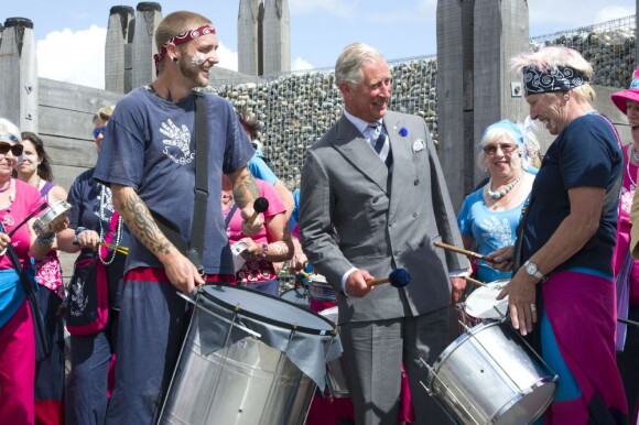 Le prince Charles, accompagné de son épouse Camilla Parker Bowles, au Festival de l'huître de Whitstable, dans le Kent, le 29 juillet 2013. Une sortie à l'occasion de laquelle il a confié que son petit-fils le prince George serait en un rien de temps surnommé Georgie.