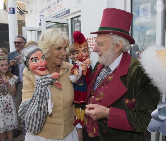 Le prince Charles, accompagné de son épouse Camilla Parker Bowles, au Festival de l'huître de Whitstable, dans le Kent, le 29 juillet 2013. Une sortie à l'occasion de laquelle il a confié que son petit-fils le prince George serait en un rien de temps surnommé Georgie.