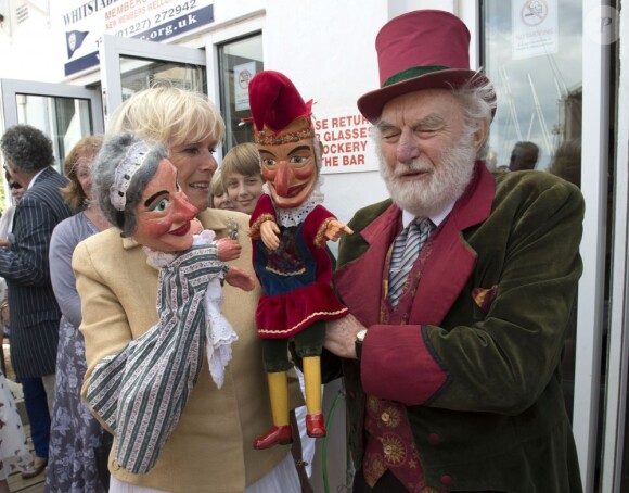 Le prince Charles, accompagné de son épouse Camilla Parker Bowles, au Festival de l'huître de Whitstable, dans le Kent, le 29 juillet 2013. Une sortie à l'occasion de laquelle il a confié que son petit-fils le prince George serait en un rien de temps surnommé Georgie.