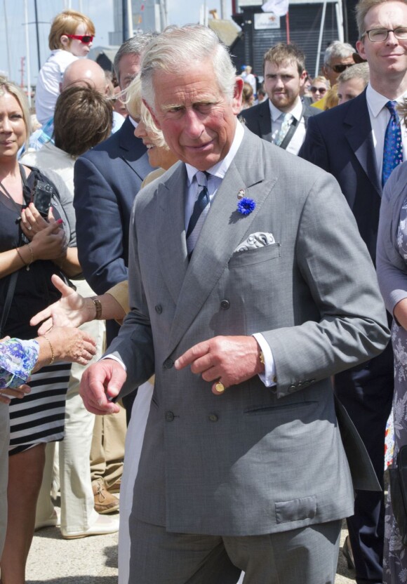Le prince Charles, accompagné de son épouse Camilla Parker Bowles, au Festival de l'huître de Whitstable, dans le Kent, le 29 juillet 2013. Une sortie à l'occasion de laquelle il a confié que son petit-fils le prince George serait en un rien de temps surnommé Georgie.