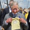 Un joli petit T-Shirt pour 'Georgie of Cambridge' ! Le prince Charles, accompagné de son épouse Camilla Parker Bowles, au Festival de l'huître de Whitstable, dans le Kent, le 29 juillet 2013. Une sortie à l'occasion de laquelle il a confié que son petit-fils le prince George serait en un rien de temps surnommé Georgie.