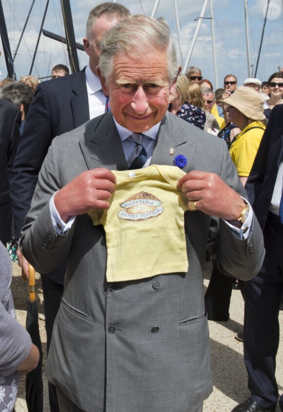Un joli petit T-Shirt pour 'Georgie of Cambridge' ! Le prince Charles, accompagné de son épouse Camilla Parker Bowles, au Festival de l'huître de Whitstable, dans le Kent, le 29 juillet 2013. Une sortie à l'occasion de laquelle il a confié que son petit-fils le prince George serait en un rien de temps surnommé Georgie.