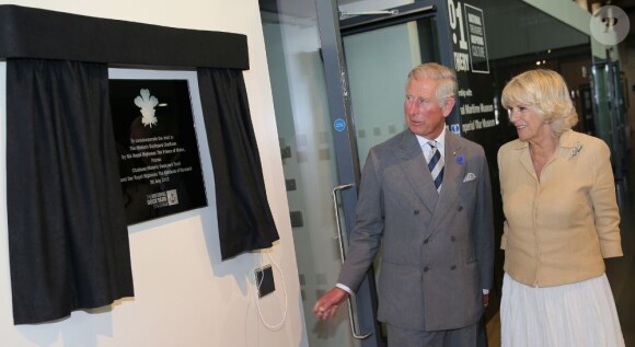 Le prince Charles en visite officielle avec son épouse la duchesse de Cornouailles à Chatham, dans le Kent, le 29 juillet 2013, pour l'inauguration d'un patronage du Prince's Trust.