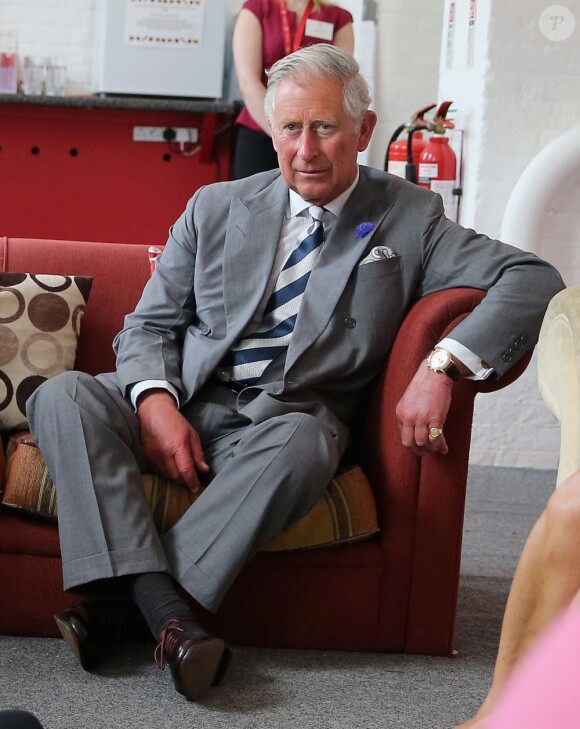 Le prince Charles en visite officielle avec son épouse la duchesse de Cornouailles à Chatham, dans le Kent, le 29 juillet 2013, pour l'inauguration d'un patronage du Prince's Trust.