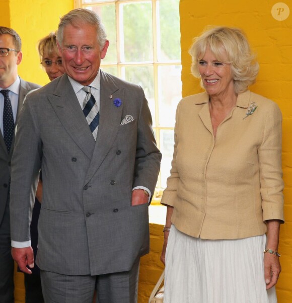 Le prince Charles en visite officielle avec son épouse la duchesse de Cornouailles à Chatham, dans le Kent, le 29 juillet 2013, pour l'inauguration d'un patronage du Prince's Trust.
