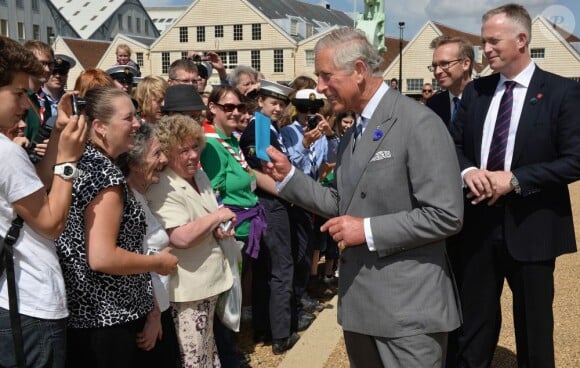 Le prince Charles en visite officielle avec son épouse la duchesse de Cornouailles à Chatham, dans le Kent, le 29 juillet 2013, pour l'inauguration d'un patronage du Prince's Trust.