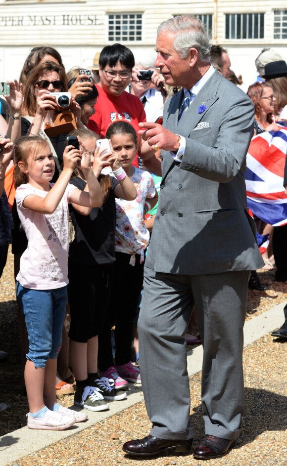 Le prince Charles en visite officielle avec son épouse la duchesse de Cornouailles à Chatham, dans le Kent, le 29 juillet 2013, pour l'inauguration d'un patronage du Prince's Trust.