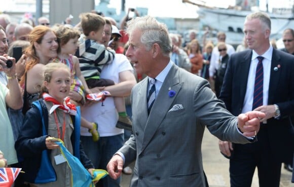 Le prince Charles en visite officielle avec son épouse la duchesse de Cornouailles à Chatham, dans le Kent, le 29 juillet 2013, pour l'inauguration d'un patronage du Prince's Trust.