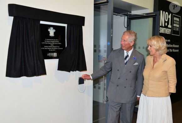 Le prince Charles en visite officielle avec son épouse la duchesse de Cornouailles à Chatham, dans le Kent, le 29 juillet 2013, pour l'inauguration d'un patronage du Prince's Trust.