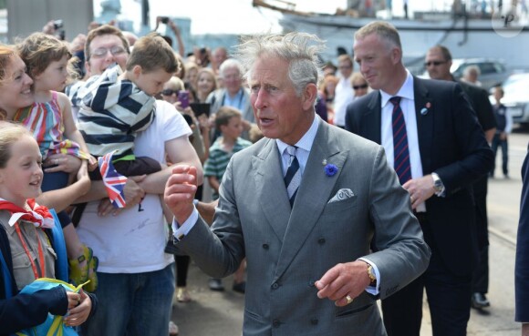 Le prince Charles en visite officielle avec son épouse la duchesse de Cornouailles à Chatham, dans le Kent, le 29 juillet 2013, pour l'inauguration d'un patronage du Prince's Trust.