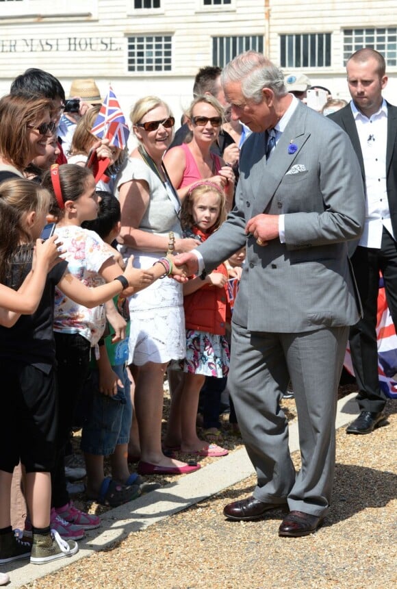 Le prince Charles en visite officielle avec son épouse la duchesse de Cornouailles à Chatham, dans le Kent, le 29 juillet 2013, pour l'inauguration d'un patronage du Prince's Trust.
