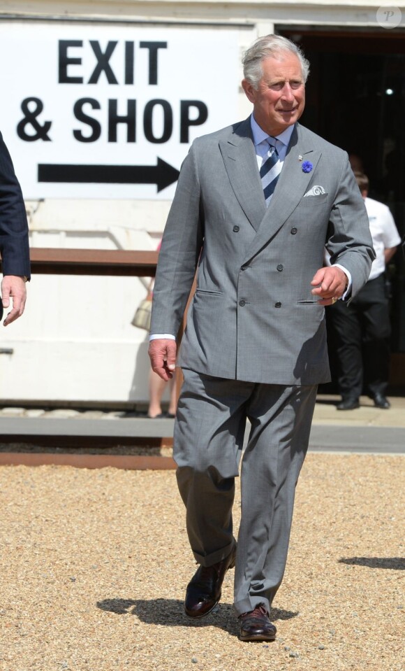 Le prince Charles en visite officielle avec son épouse la duchesse de Cornouailles à Chatham, dans le Kent, le 29 juillet 2013, pour l'inauguration d'un patronage du Prince's Trust.