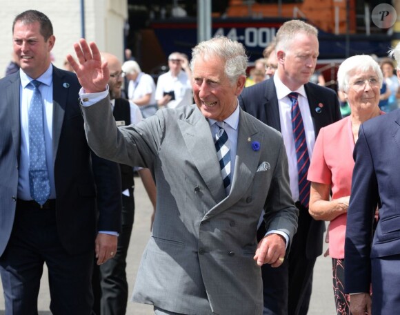 Le prince Charles en visite officielle avec son épouse la duchesse de Cornouailles à Chatham, dans le Kent, le 29 juillet 2013, pour l'inauguration d'un patronage du Prince's Trust.