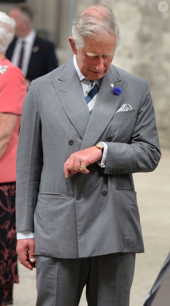 Le prince Charles en visite officielle avec son épouse la duchesse de Cornouailles à Chatham, dans le Kent, le 29 juillet 2013, pour l'inauguration d'un patronage du Prince's Trust.