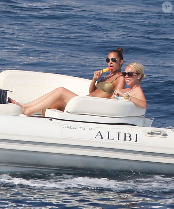 Nicole Richie et une amie à Cannes, le 26 Juillet 2013.