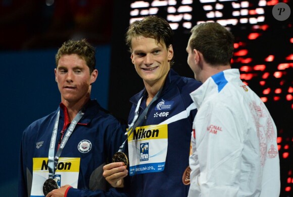 Yannick Agnel entouré de Conor Dwyer et Danila Izotov après sa victoire en finale du 200 m nage libre lors des championnats du monde de natation à Barcelone au Palau Sant Jordi, le 30 juin 2013