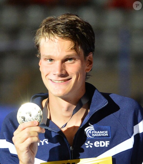 Yannick Agnel et sa médaille d'or après sa victoire en finale du 200 m nage libre lors des championnats du monde de natation à Barcelone au Palau Sant Jordi, le 30 juin 2013