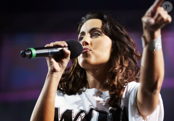 Maude Harcheb alias Maude des Anges de la télé-réalité 5, en plein concert lors du NRJ Music Festival de Bordeaux, le 30 juillet 2013.