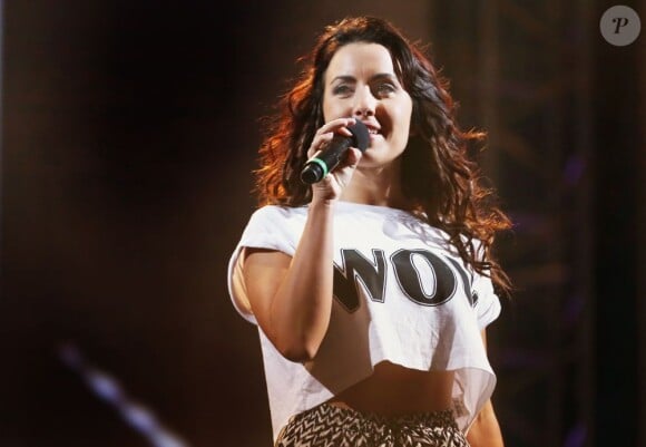 Maude Harcheb alias Maude des Anges de la télé-réalité 5, en plein concert lors du NRJ Music Festival de Bordeaux, le 30 juillet 2013.