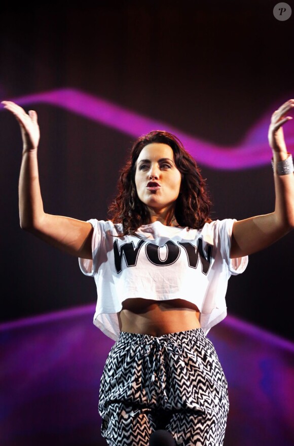 Maude Harcheb alias Maude des Anges de la télé-réalité 5, en plein concert lors du NRJ Music Festival de Bordeaux, le 30 juillet 2013.