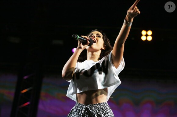 Maude Harcheb alias Maude des Anges de la télé-réalité 5, en plein concert lors du NRJ Music Festival de Bordeaux, le 30 juillet 2013.