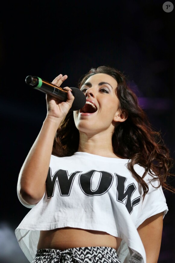 Maude Harcheb alias Maude des Anges de la télé-réalité 5, en plein concert lors du NRJ Music Festival de Bordeaux, le 30 juillet 2013.