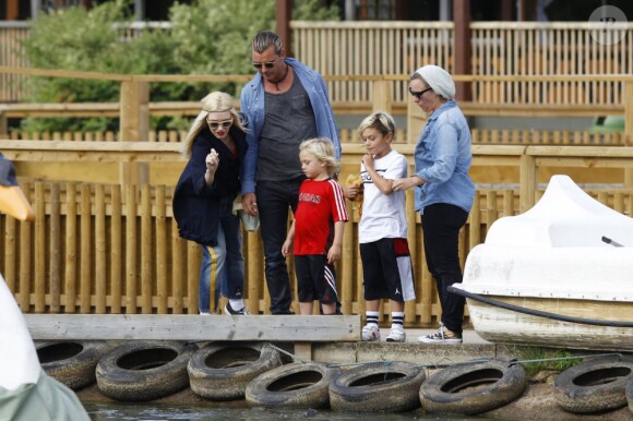 Gwen Stefani, Gavin Rossdale, leurs fils Kingston et Zuma et leur nounou profitent d'un après-midi au Woburn Safari Park à Woburn. Le 31 juillet 2013.
