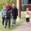 Gwen Stefani, Gavin Rossdale, leurs fils Kingston et Zuma et leur nounou au Woburn Safari Park. Woburn, le 31 juillet 2013.